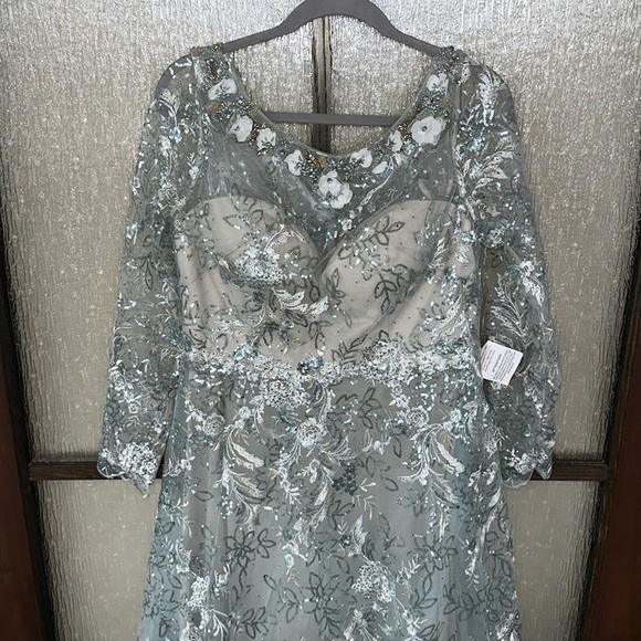 Mac Duggal FLORAL EMBROIDERED ILLUSION LONG SLEEVE GOWN size 6 NEW $498 - Picture 5 of 11